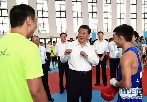2014年8月，青奥会开幕前夕，习近平来到运动员村亲切看望中国体育代表团，边看边点评拳击手的训练，并勉励运动员，要有强大的意志力。
