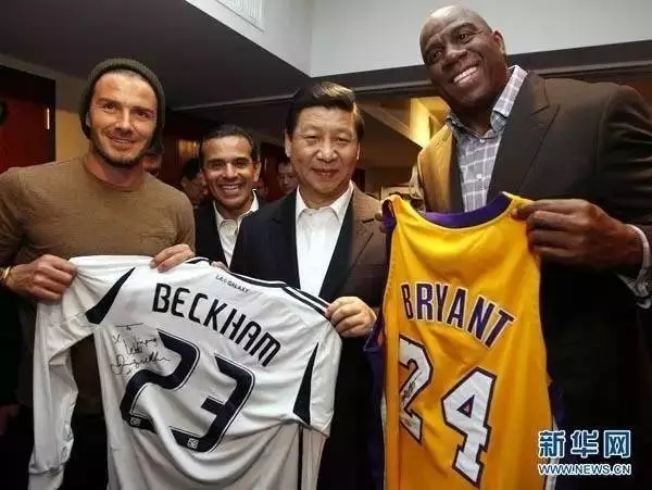 2012年2月17日，习近平在洛杉矶观看比赛时，著名足球明星贝克汉姆（左一）向他赠送自己签名的球衣。